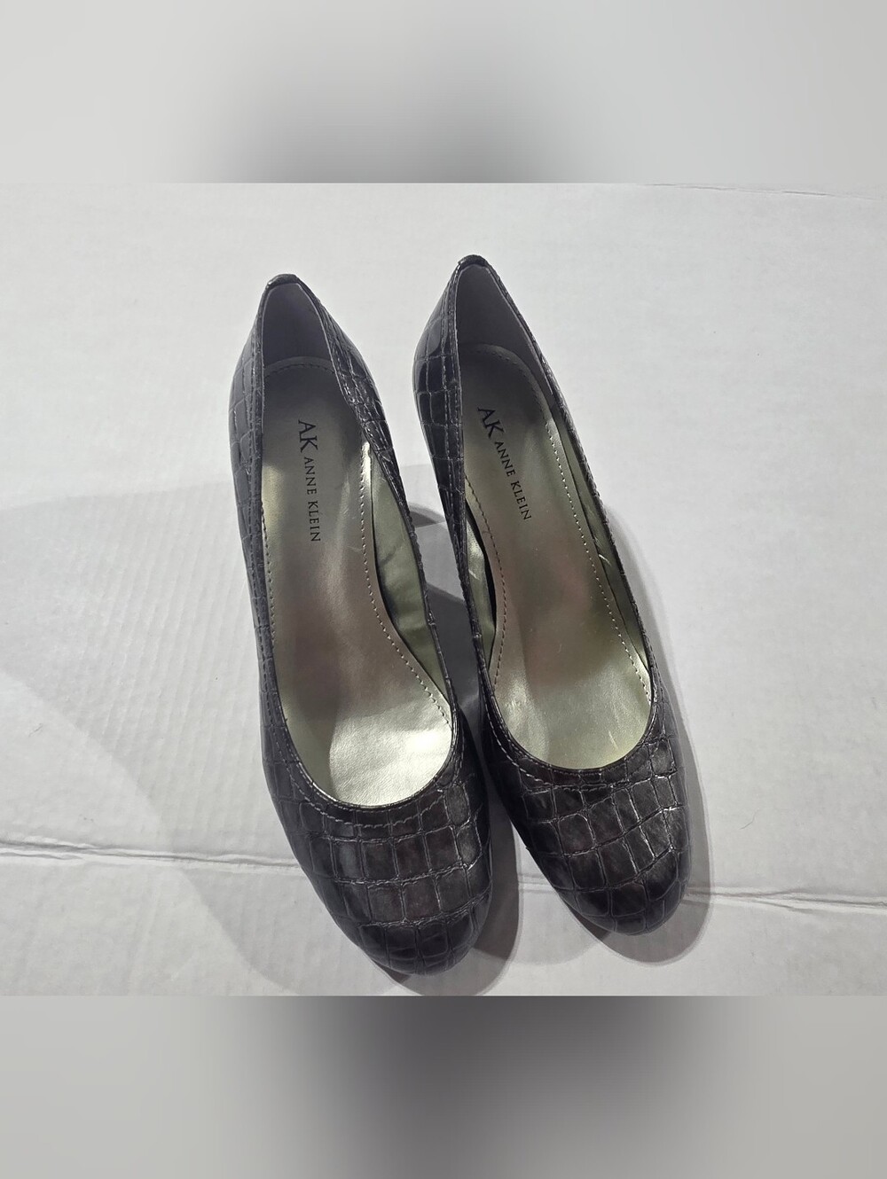 Anne Klein Women's Gray Croc-Embossed Round-Toe Pumps